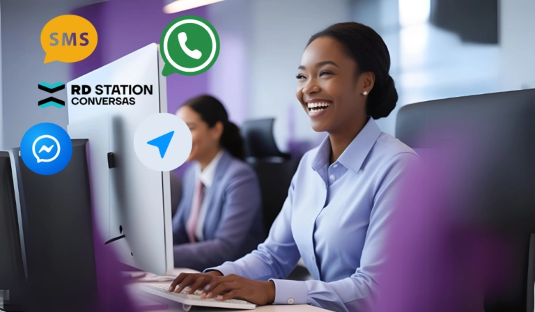 SDR feliz atendendo clientes com o RD Conversas